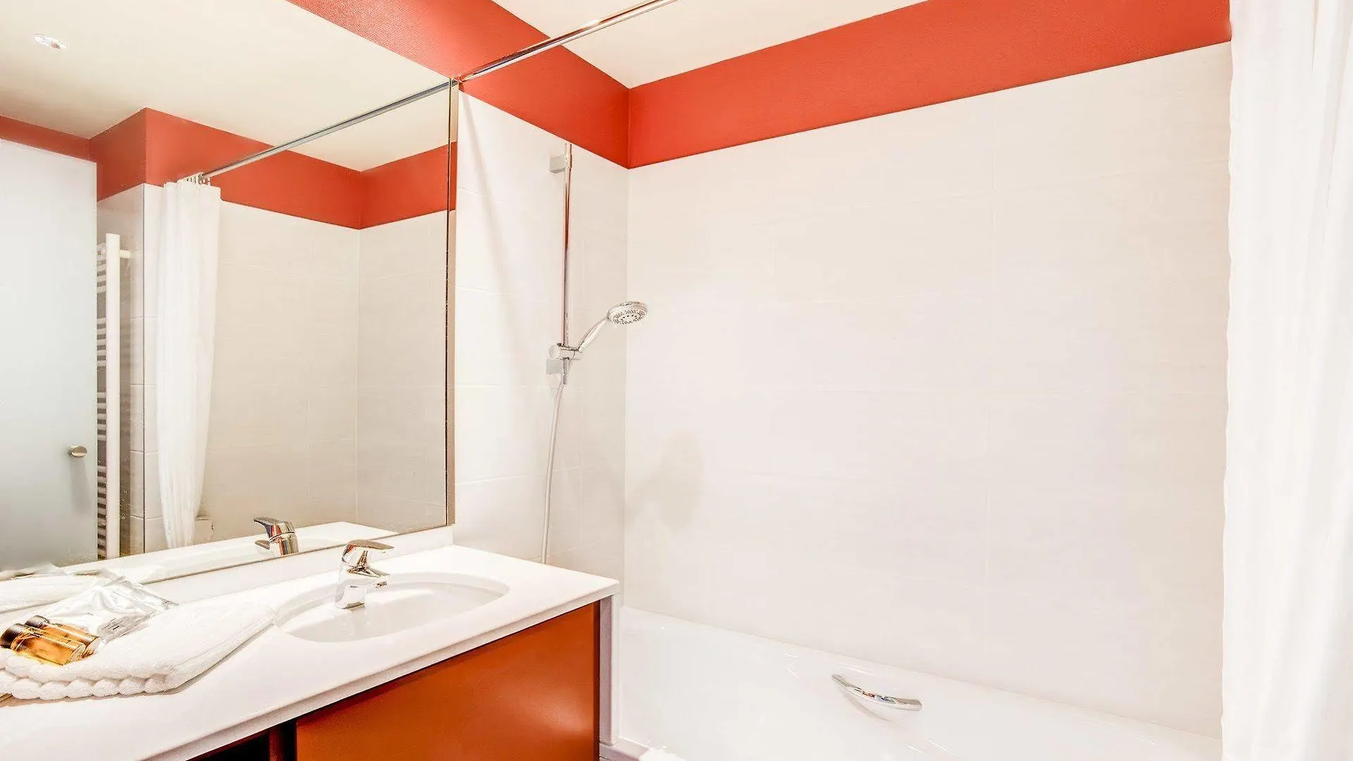 ***  Hotel Parkest Genas France